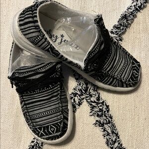 Gypsy Jazz Chaska Black Stripe Size 7 Shoes